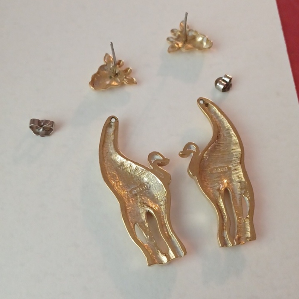 Giraffe earings moving heads dangling  earings gold tone vintage - Picture 3 of 3